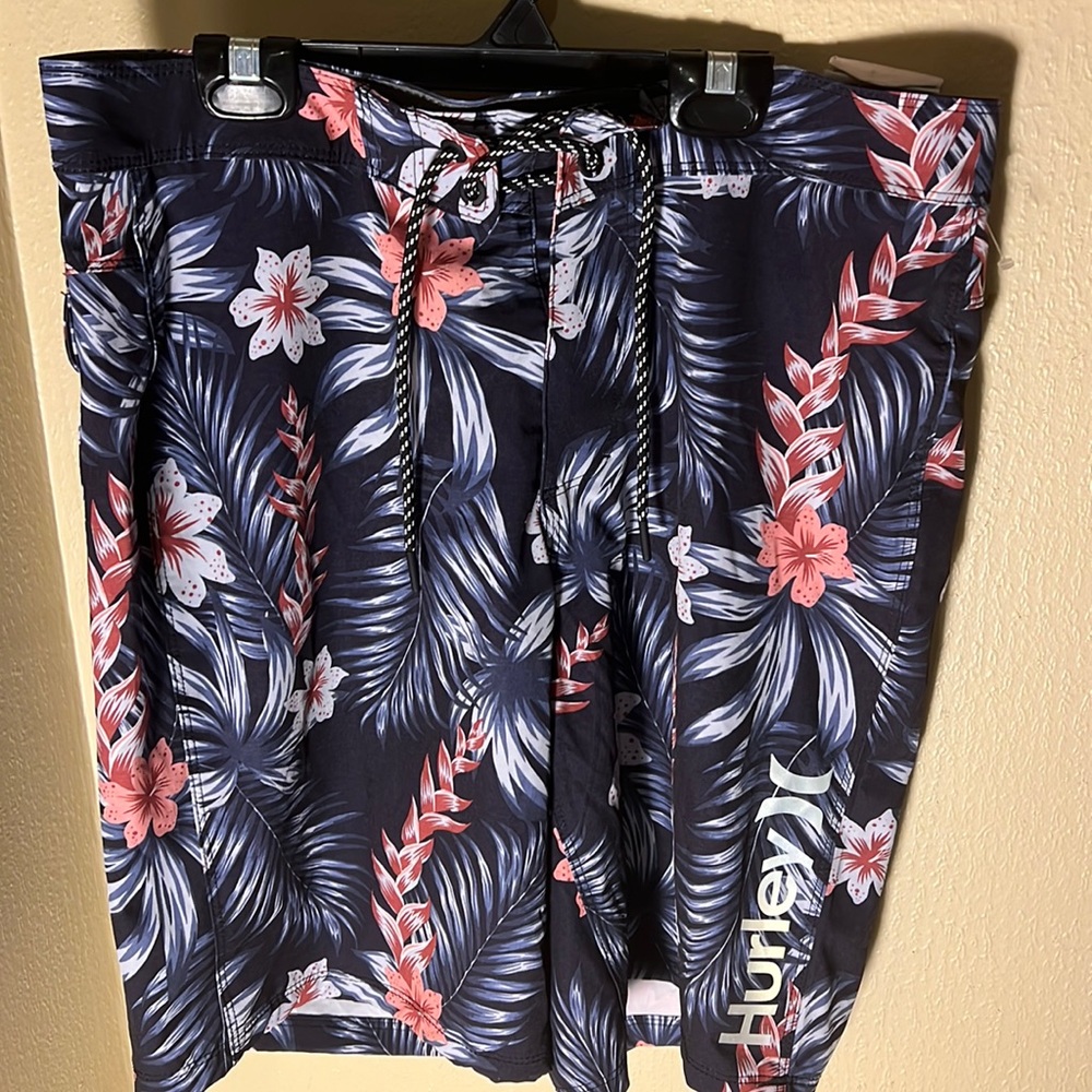 Hurley NWT Mens Flowered Boardshorts Color Black Size Waist 32” Inseam 9”
